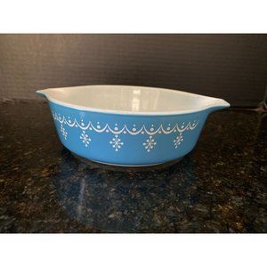 Pyrex Snowflake Garland Cinderella Round 1 Pint Casserole Dish, White on Blue,